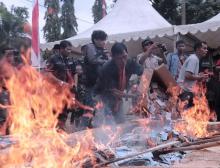 Disduk Batam Bakar Puluhan Ribu KTP Rusak