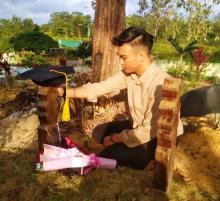 Mengharukan, Dalif Bawa Toga dan Seikat Bunga ke Makam Ibu Usai Wisuda