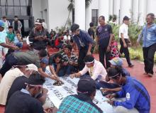 Bakar Ikan di Kantor Gubernur Cara Nelayan Kepri Protes Reklamasi