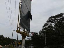 Hati-hati, Dua Papan Reklame Ini Ancam Keselamatan Pengendara