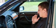 Cara Cepat Hilangkan Bau Rokok Dalam Mobil dengan Satu Langkah