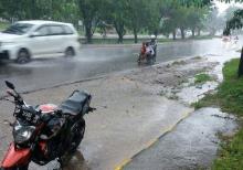 Viral di Batam, Aksi Simpati Pemotor Bantu Ibu-ibu Berkursi Roda di Tengah Hujan