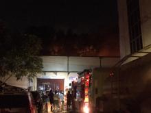 Polisi Turunkan Water Cannon Bantu Padamkan Api di Bengkong
