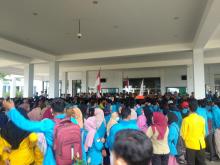 Massa Mahasiswa Paksa Masuk ke Dalam Gedung DPRD Kepri