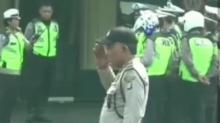 Viral Maki-maki Tukang Nasi Bebek, Polisi Gadungan Disetrap Hormat Bendera