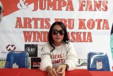 Penyanyi Winda Saskia Jadi Juri Lomba Fashion Show di Batam