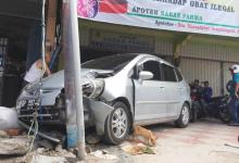 Honda Jazz Ringsek Tabrak Tiang Telepon 