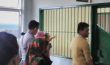 Mengharukan, Seorang Anak Minta Digendong Ayahnya yang Ditahan Dalam Sel