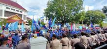 Pagar DPRD Batam Diblokade Polisi, Buruh: Jangan Sampai Kami Anarkis!