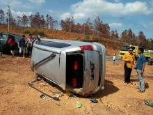 Mobil Berisi Satu Keluarga Terbalik di Bintan