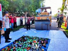 Alat Berat Gilas Ratusan Botol Minuman Beralkohol di Mapolres Karimun