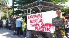 Pemuda Lintas Komunitas di Karimun Sisir Sampah Sepanjang Coastal Area