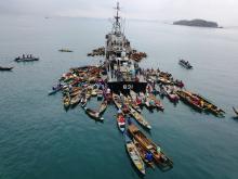 Bantuan Sembako TNI AL Jangkau Nelayan Hingga Penjaga Mercusuar Belakang Padang 
