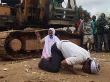 Foto: Warga Tanjunguma Shalat di Bawah Alat Berat Saat Penggusuran