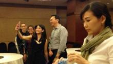 Ahok Selfie Bareng Dian Sastro, Tampang Veronica Tan Bete