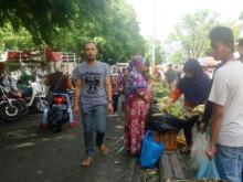 Pedagang Selongsong Ketupat Musiman Penuhi Pasar Nagoya Baru