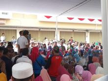Cawapres Sandiaga Uno dan Emak-emak di Batam Berdoa untuk Korban Pesawat Jatuh