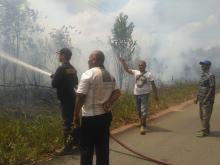 Damkar dan Warga Berjibaku 4 Jam Padamkan Karhutla di Bintan