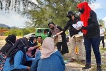 Jurnalis Karimun Bagikan Masker hingga Vitamin C di Objek Wisata