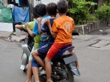Bonceng Tiga, Bocah 13 Tahun Tewas Tabrak Mobil Polwan
