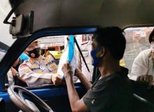 Dikira Razia, Warga Karimun Kaget Diberi Masker dan Sembako Gratis