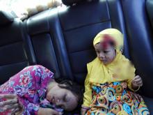 Ibu Guru dan Balita yang Kecelakaan di Tiban Ini Bikin Netizen Terharu
