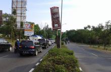 Papan Reklame Ini Nyaris Tumbang, Menunggu Jatuh Korban Baru Diperbaiki?