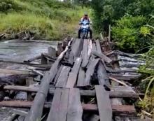 Perjuangan Guru SD di Lingga, Lewati Jembatan Lapuk hingga Bibir Pantai Demi Mengajar