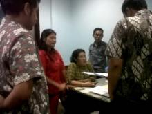 [VIDEO] Ricuh di Kantor Imigrasi Batam, Warga dan Petugas Saling Maki