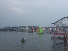 Perahu Layar Warna-warni Hiasi Laut di Belakangpadang
