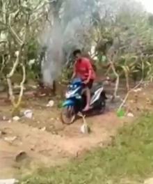 Viral: Kelakuan Bocah saat Gundukan Kuburan Jadi Arena Offroad