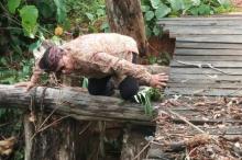 Lihat Gaya Bupati Lingga Cek Kondisi Jembatan Malar yang Memprihatinkan