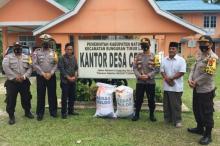 Polisi Beri Bantuan 400 Kilogram Beras untuk Warga 4 Desa di Natuna