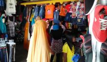 Jelang Lebaran, Warga Serbu Pertokoan di Daik Lingga