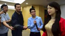 Wow, Robot Cantik Ini Bisa Bicara dan Pemalu   