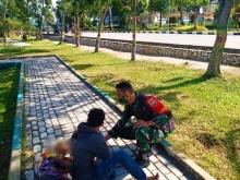 Tertidur di Taman Hijau, Dua Anak Kaget Dibangunkan Babinsa Karimun