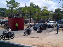Aksi Sopir Truk Lepaskan Kontainer Hindari Tabrakan 