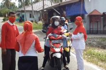 Bidan Polindes dan Kader Posyandu di Lingga Bagi-bagi Bendera-Masker ke Warga