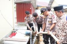 Polres dan BPBD Lingga Salurkan Air Bersih ke Warga