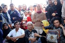  Pelayat Lantunkan Al-Fatihah dan Zikir di Area Pemakaman Olga Syahputra