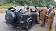 Toyota Rush Ringsek usai Hantam Median Jalan di Dompak