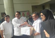 Nurdin Serahkan Langsung Bantuan Obat-obatan untuk RSUD Embung Fatimah  