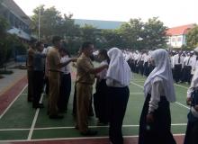 Momen Haru Ratusan Murid Baru SMAN 3 Batam Salami Majelis Guru 