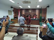 Brigjen Yan Fitri Jabat Tangan Terdakwa