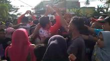 Video: Heboh, Emak-emak Ribut Rebutan Kupon MRSF di Natuna