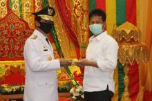 Terima Tumpeng dan Foto Bareng Gubernur Isdianto, Kenapa Wako Rudi Tidak Diswab?