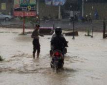 Wah, Polisi di Batam Ini Atur Lalu Lintas di Tengah Hujan dan Banjir
