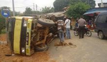 Mobil Pengangkut Tanah Reklamasi Terbalik di Bengkong