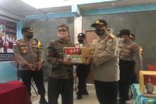 Polda Kepri Bagi Ribuan Sembako untuk Warga Batam