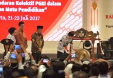 Presiden Jokowi Minta Guru Beri PR Siswa Tengok Tetangga Sakit Atau Ikut Kerja Bakti